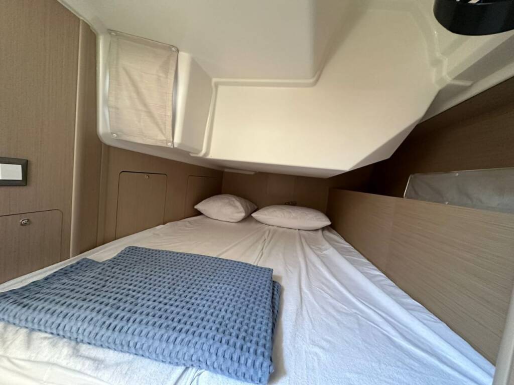 Oceanis 40.1  MONTEREY (bowthruster,inox gangway, solar panels, inverter, teak cockpit)