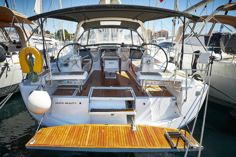 Oceanis 41.1 • White Beauty