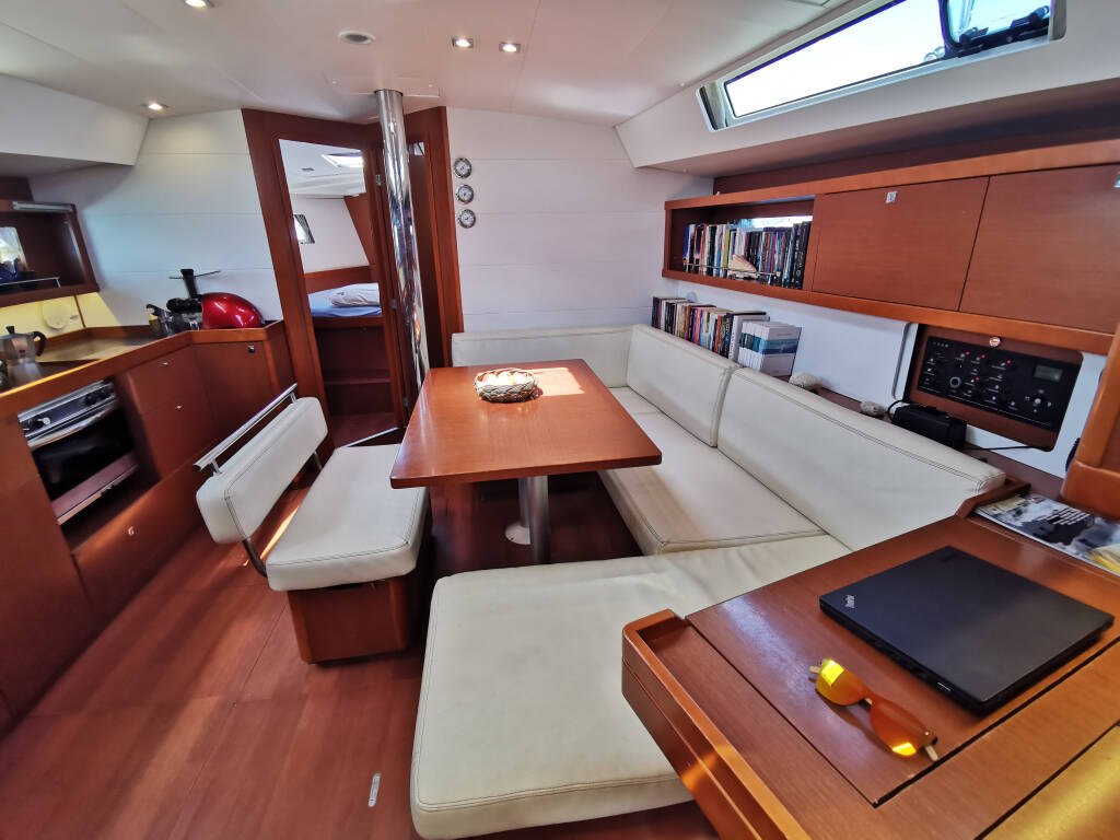 Oceanis 45 Dark Horse