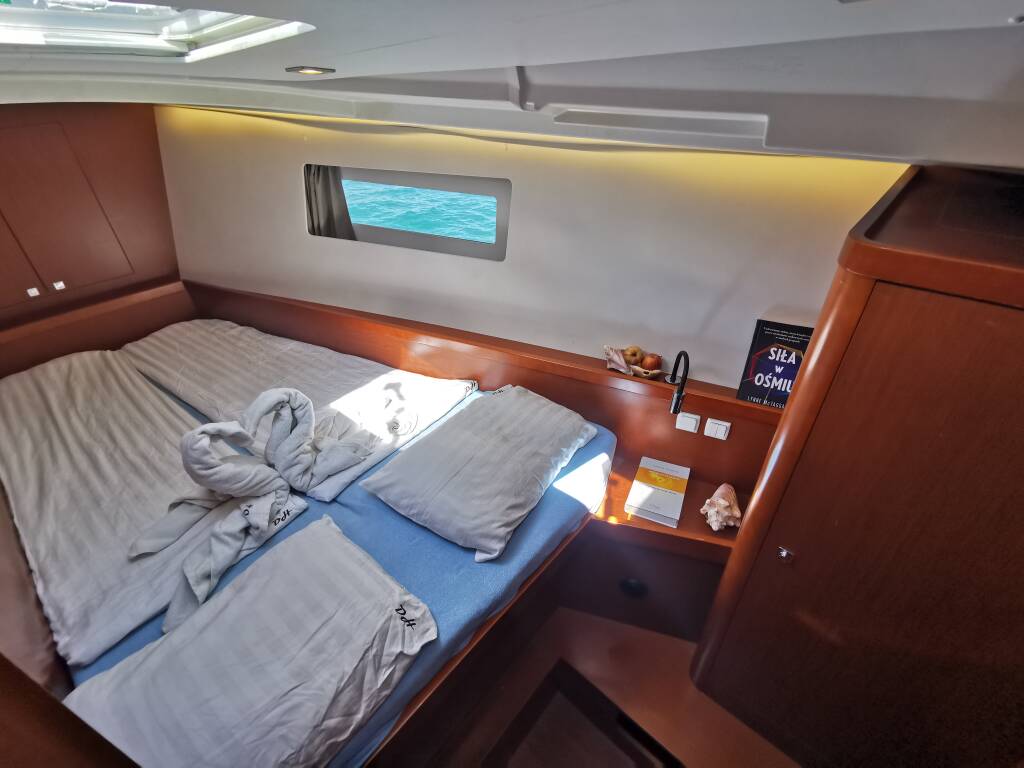 Oceanis 45 Dark Horse