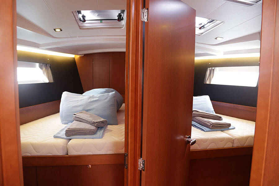 Oceanis 45 Dark Horse