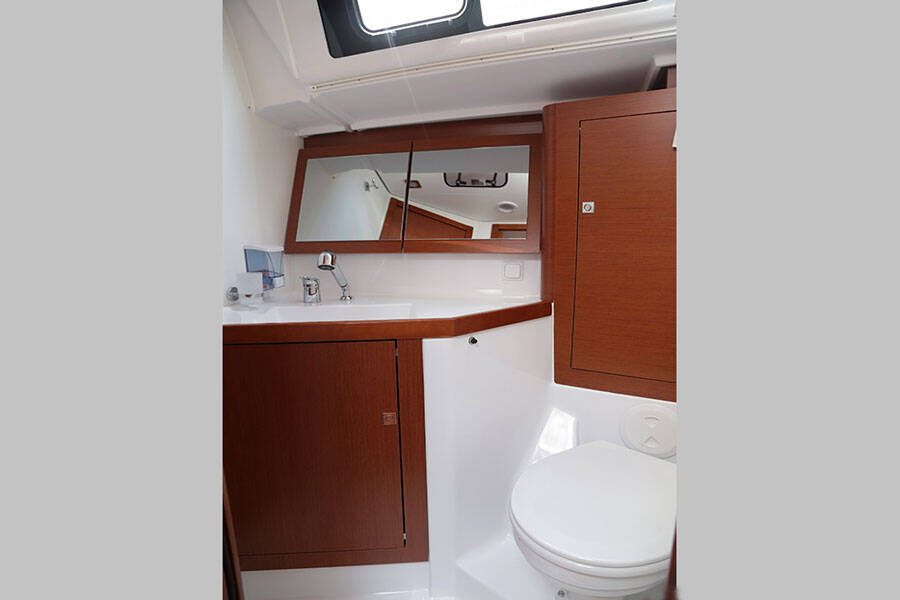 Oceanis 45 Dark Horse