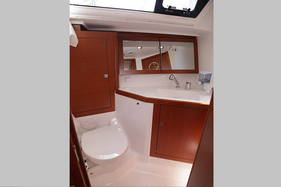 Oceanis 45 Dark Horse