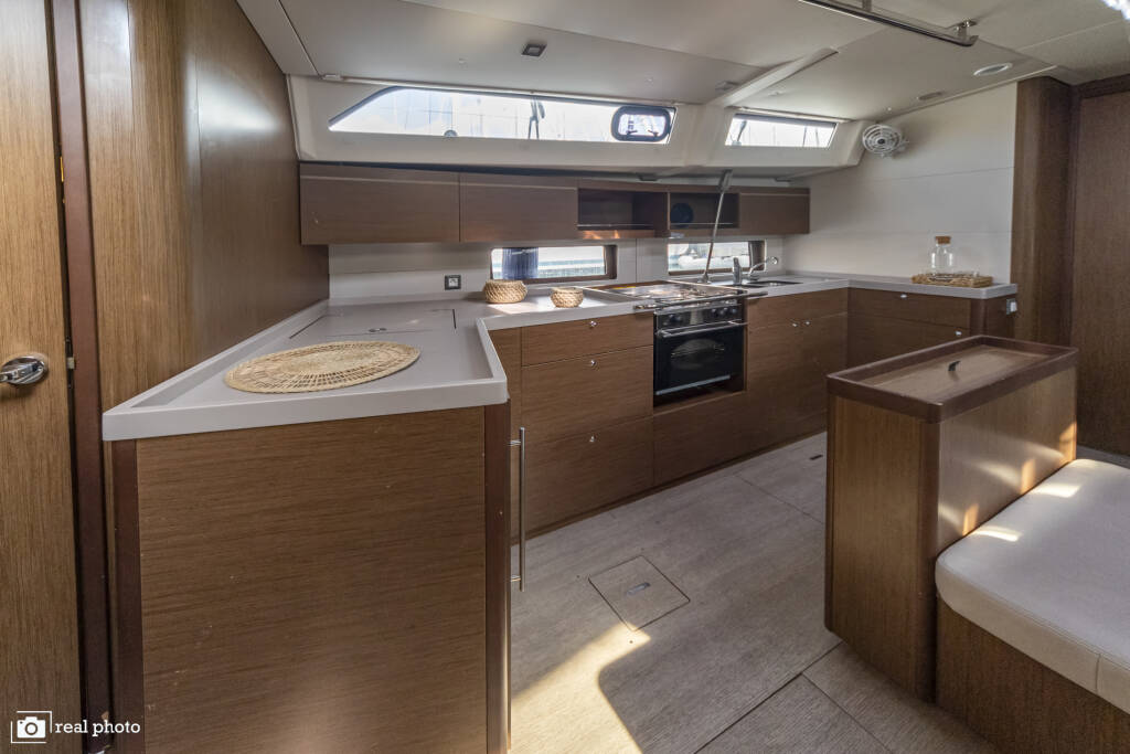 Oceanis 46.1 Emma - Water maker, Solar Panel