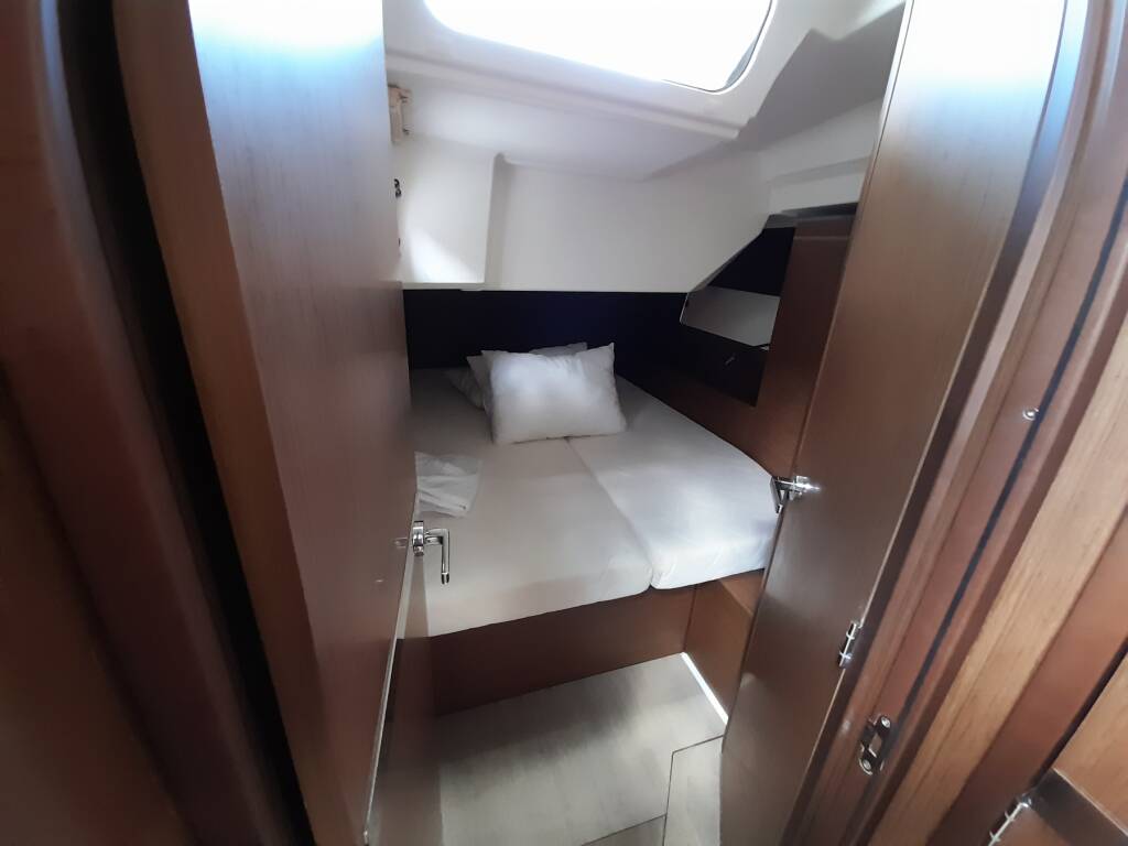 Oceanis 46.1 LUNA (generator, air condition, solar panels, inverter, inox gangway)