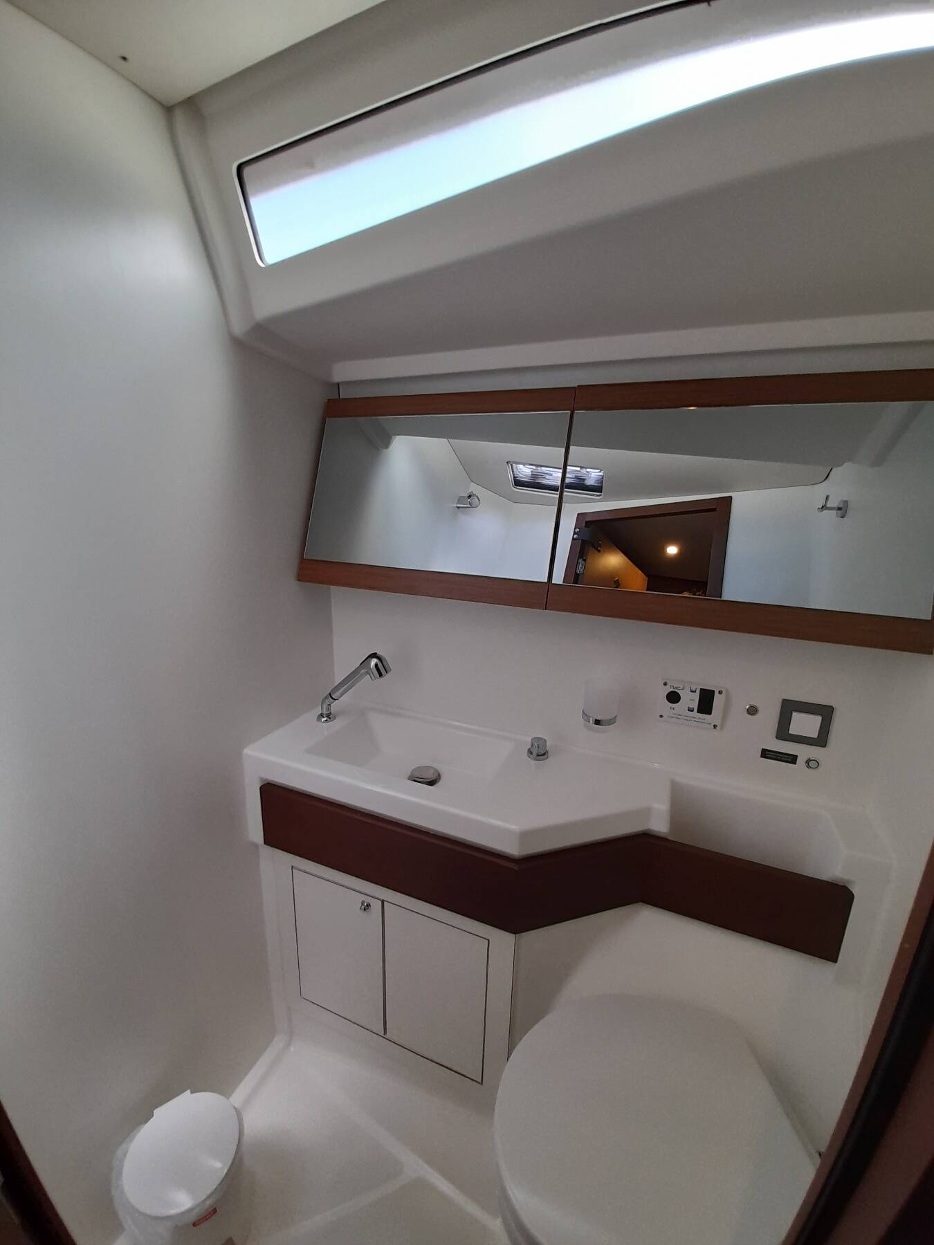 Oceanis 46.1 LUNA (generator, air condition, solar panels, inverter, inox gangway)