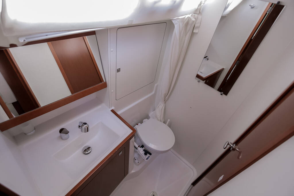 Oceanis 48 Nabucco: Aft cabin #2 (Cabin charter - 2 pax) Fully Crewed, ALL EXPENSES