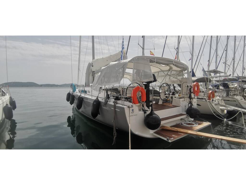 Oceanis 51.1 LIVING IN SEA (generator, air condition, teak cockpit, pearl grey hull, 1 SUP free of charge)