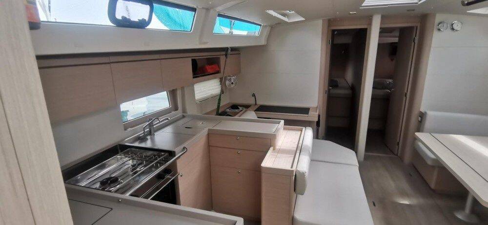 Oceanis 51.1 LIVING IN SEA (generator, air condition, teak cockpit, pearl grey hull, 1 SUP free of charge)