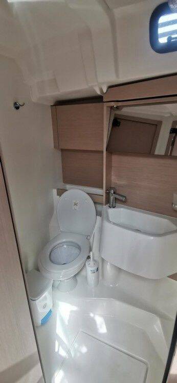 Oceanis 51.1 LIVING IN SEA