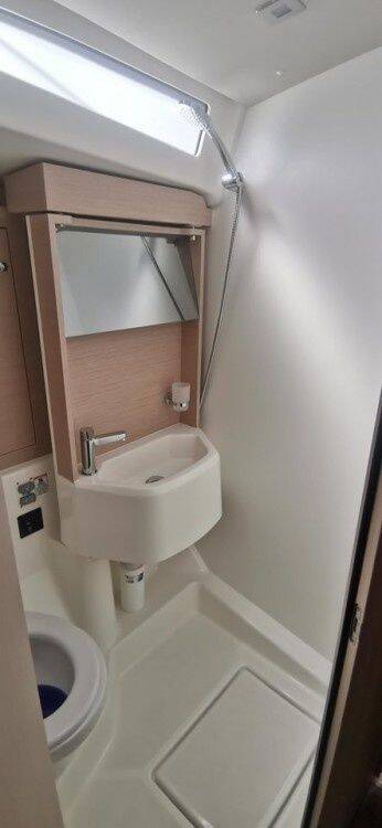 Oceanis 51.1 LIVING IN SEA