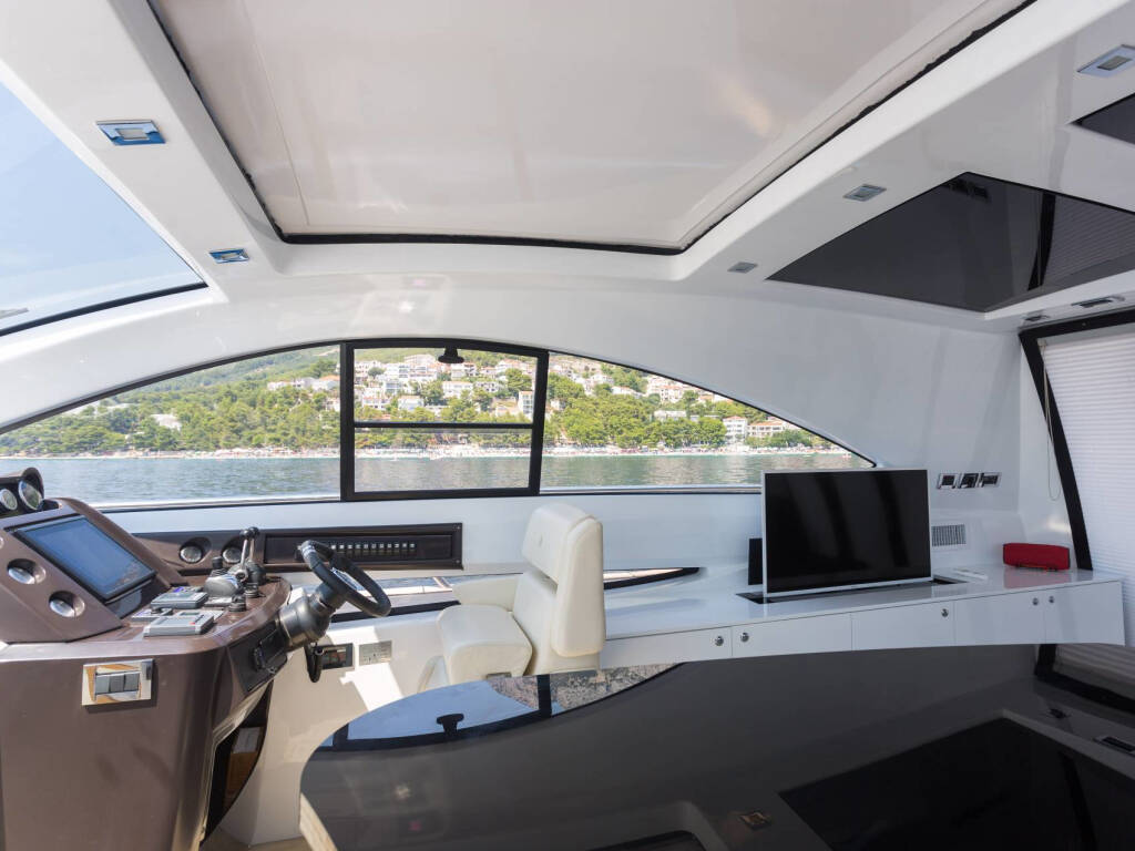 Pearl Sea 56 Silver Arrow