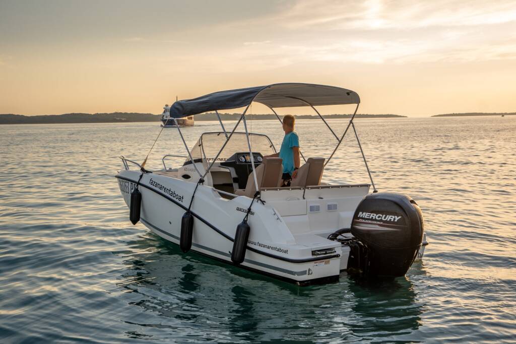 Quicksilver 605 Sundeck F Quicksilver