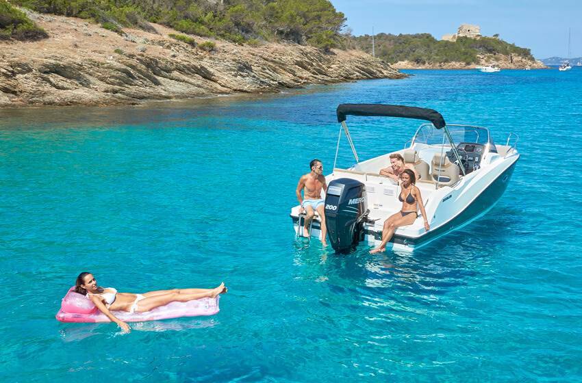 Quicksilver Activ 675 Sundeck Quicksilever 675