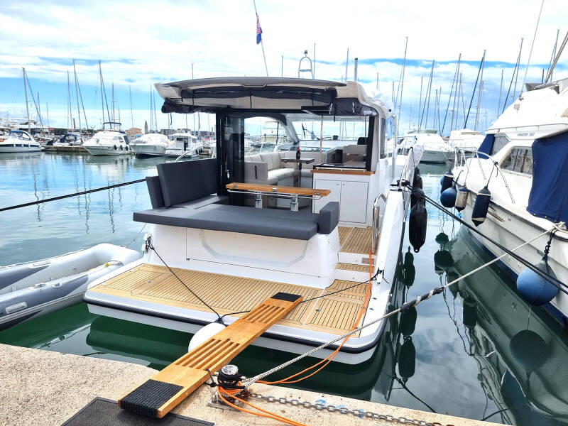 Sealine C390 Tireless