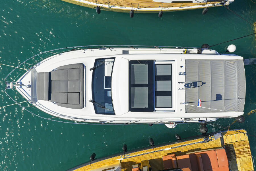 Sealine C390 Tireless