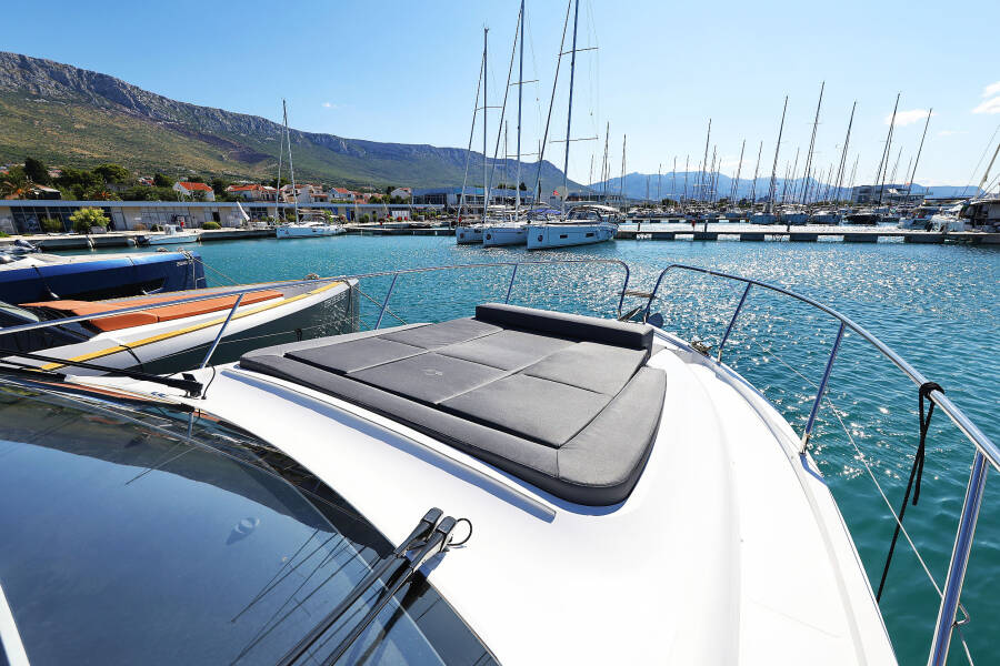 Sealine C390 Tireless