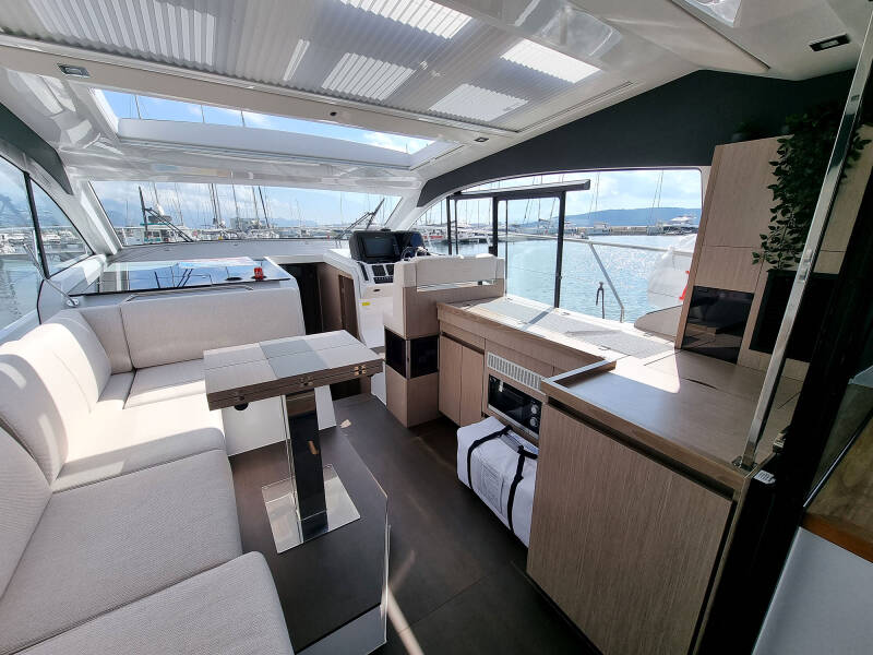 Sealine C390 Tireless