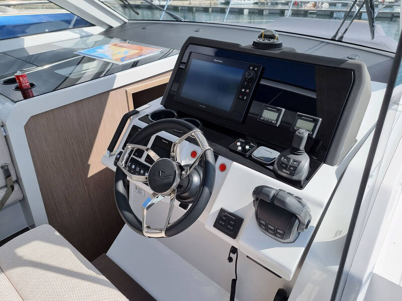 Sealine C390 Tireless