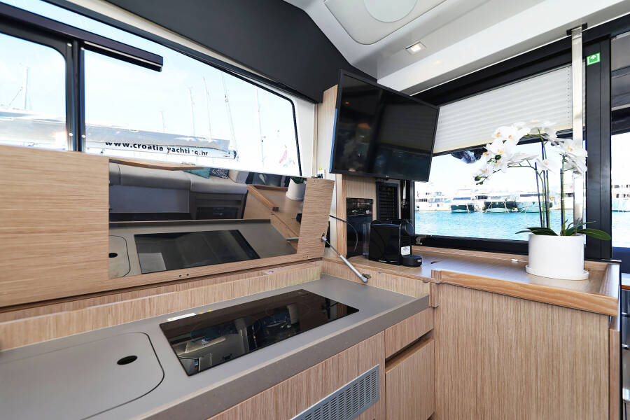 Sealine C390 Tireless