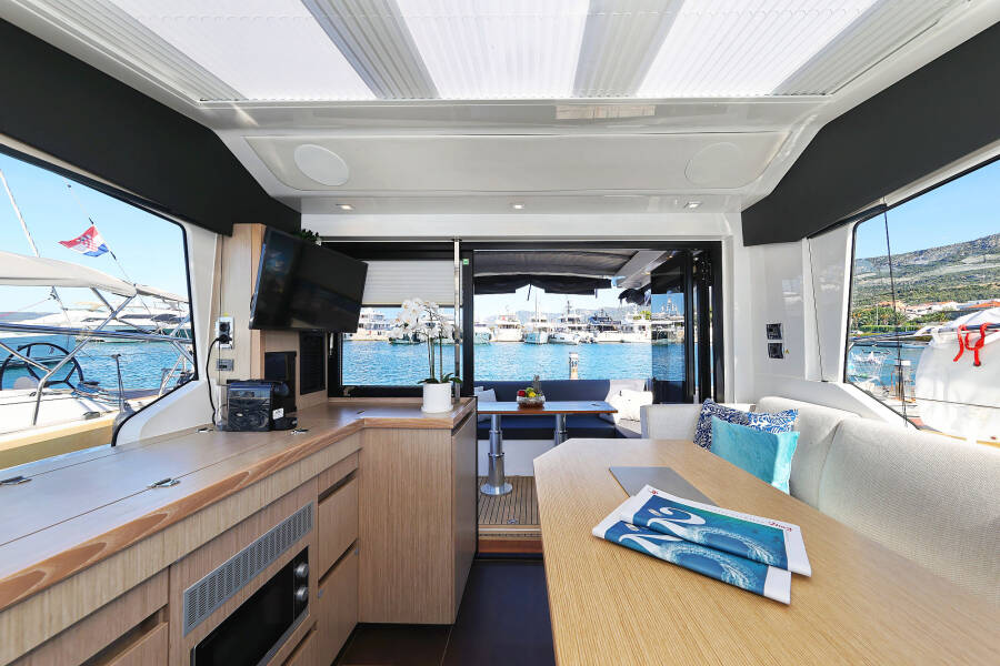 Sealine C390 Tireless