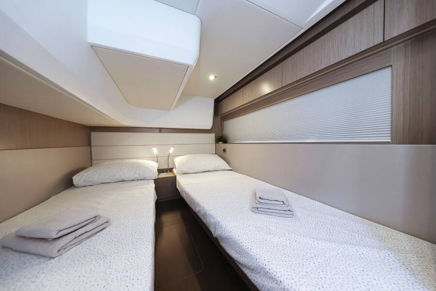 Sealine C390 Tireless