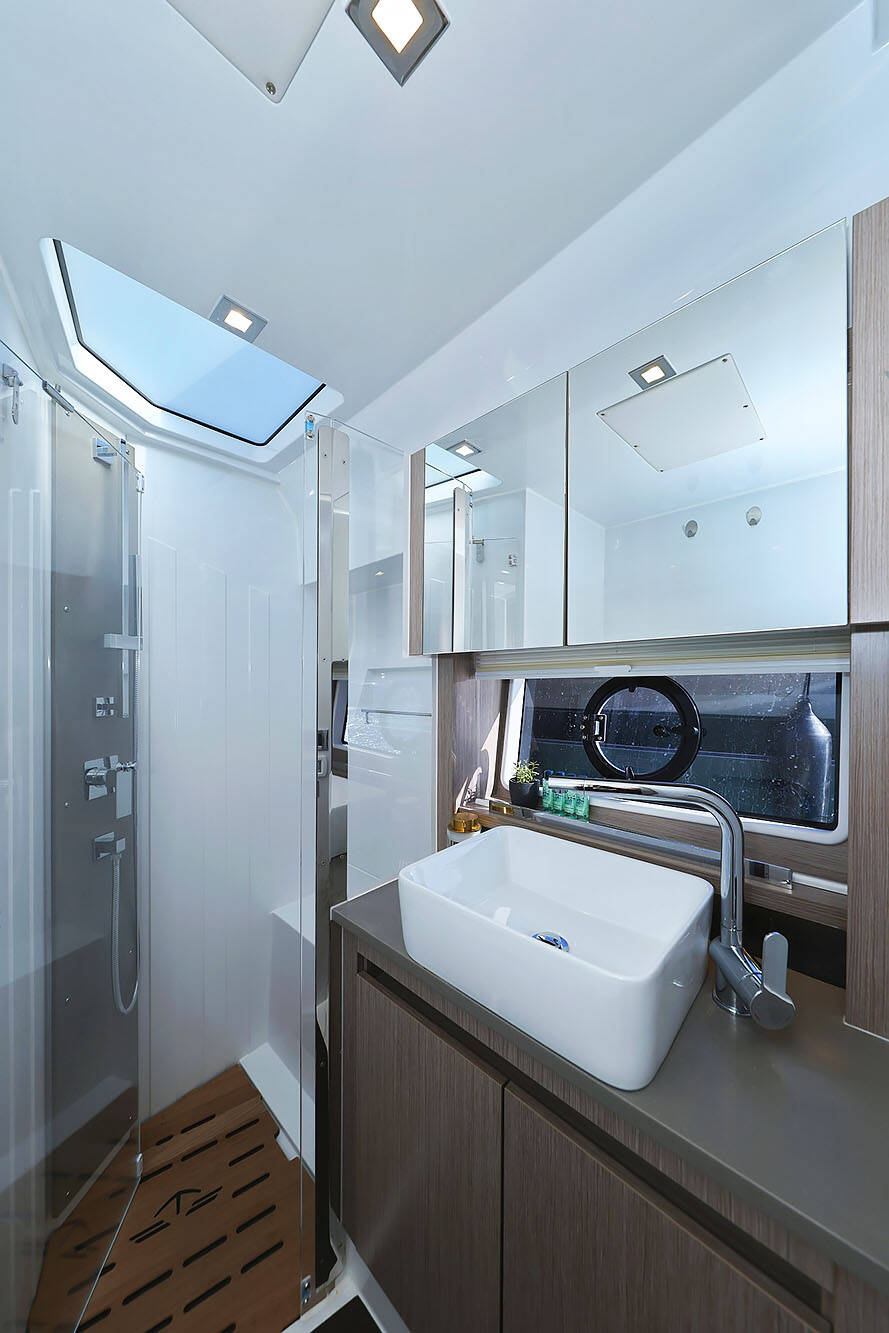 Sealine C390 Tireless