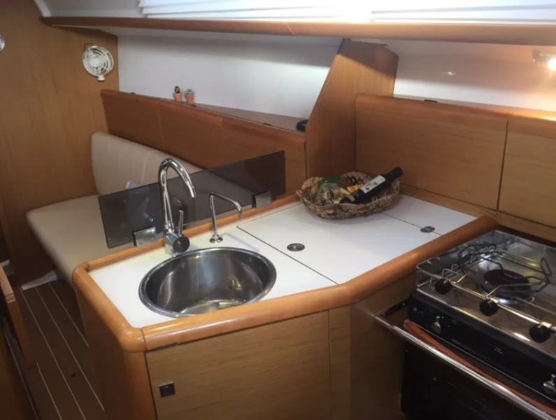 Sun Odyssey 33i Carry On