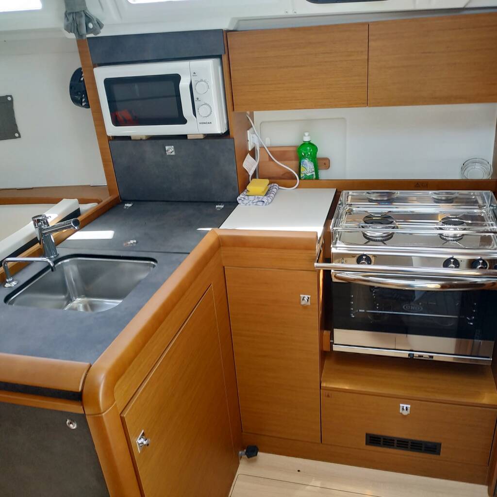 Sun Odyssey 349 Berry