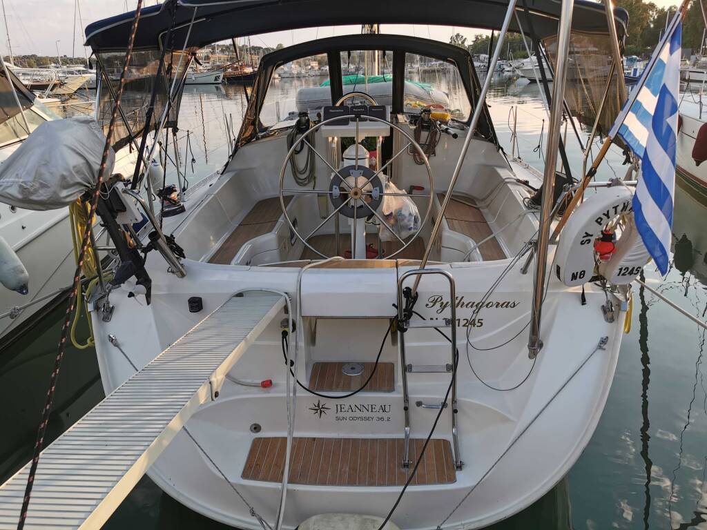 Sun Odyssey 36.2 • Pythagoras (electric head, wind generator)