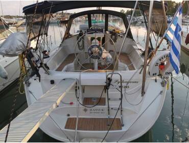 Sun Odyssey 36.2 • Pythagoras (electric head, wind generator)