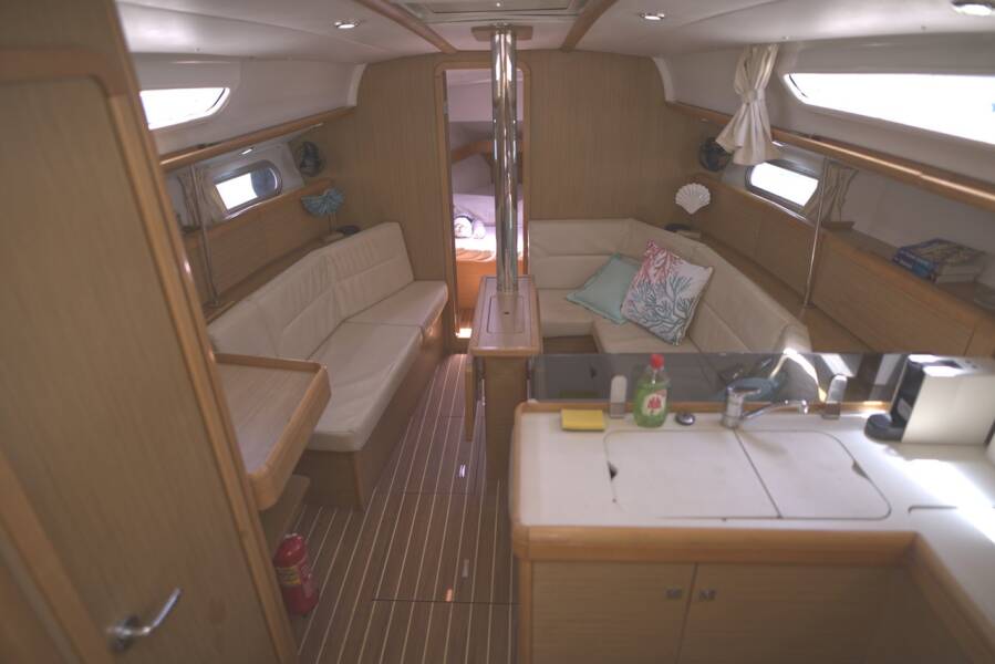 Sun Odyssey 36i Candy