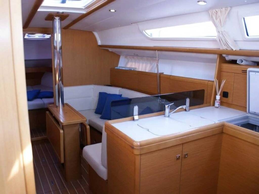 Sun Odyssey 36i Frivola