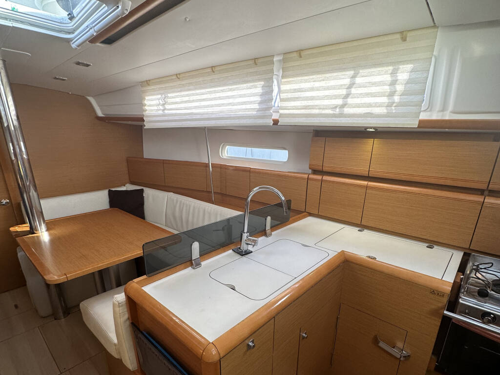 Sun Odyssey 379 OYSTER SHELL
