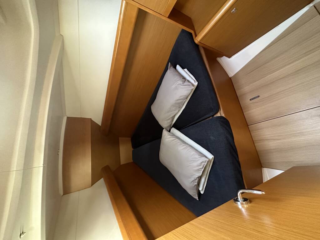 Sun Odyssey 379 OYSTER SHELL