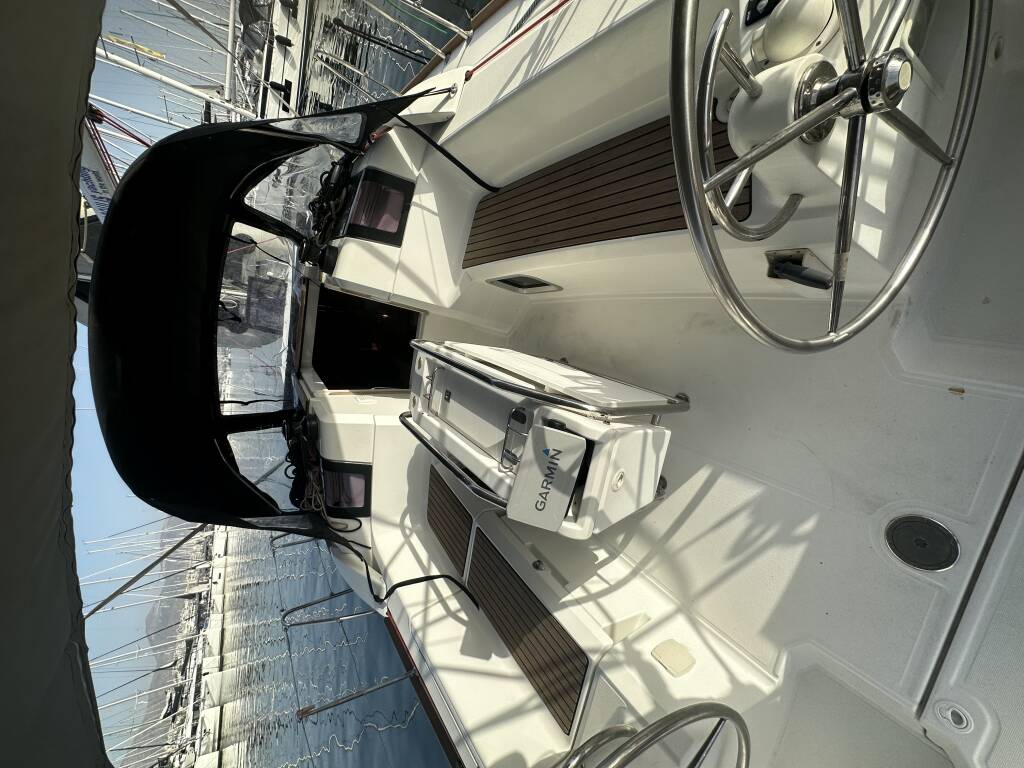 Sun Odyssey 379 OYSTER SHELL