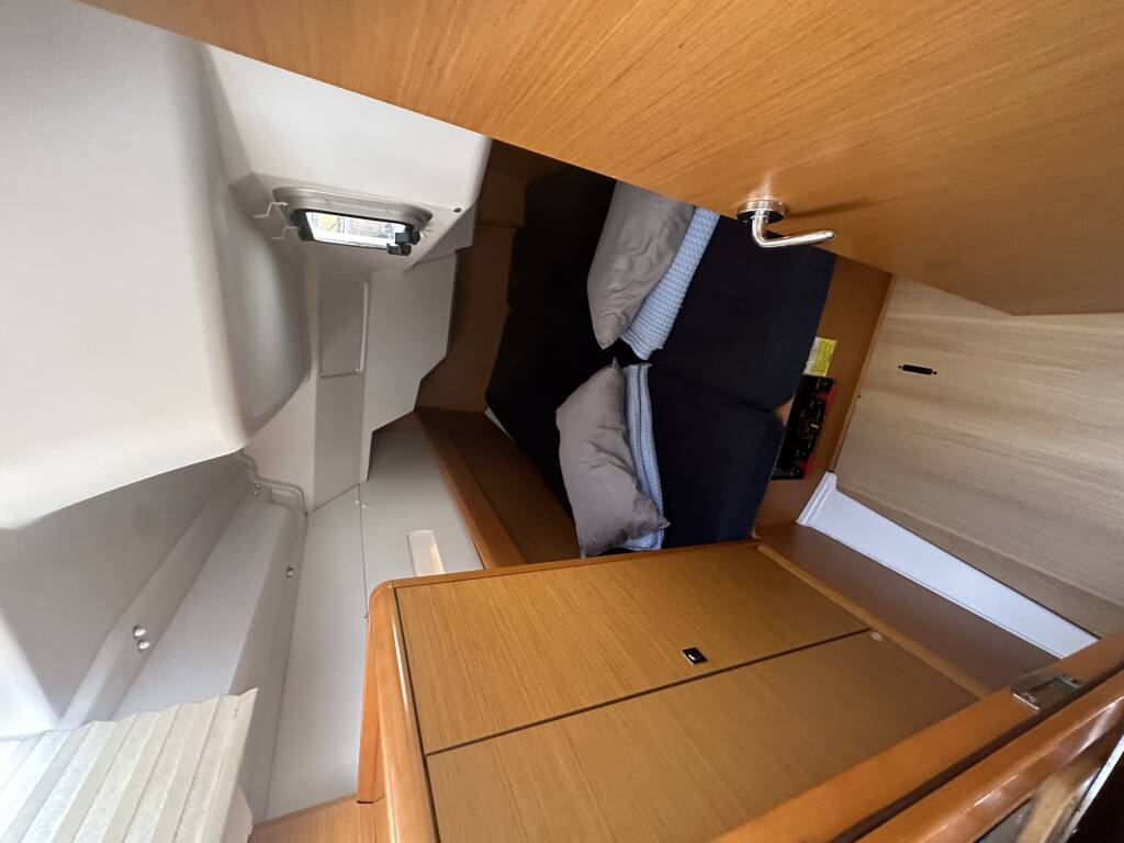 Sun Odyssey 379 OYSTER SHELL