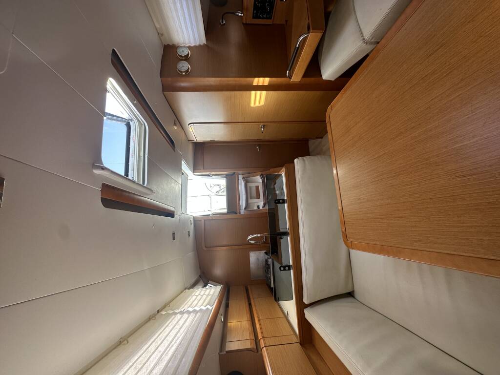 Sun Odyssey 379 OYSTER SHELL