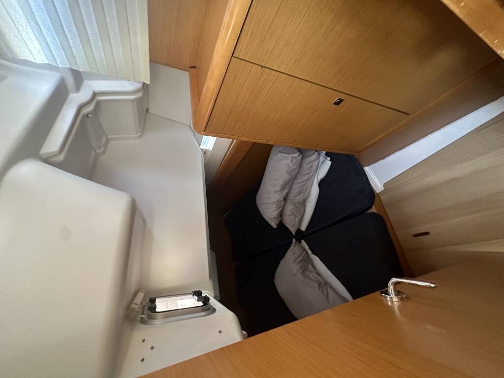 Sun Odyssey 379 OYSTER SHELL