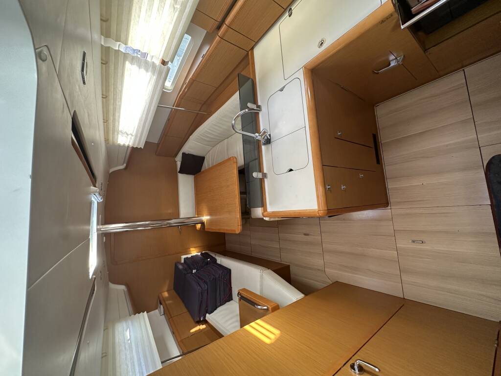 Sun Odyssey 379 OYSTER SHELL