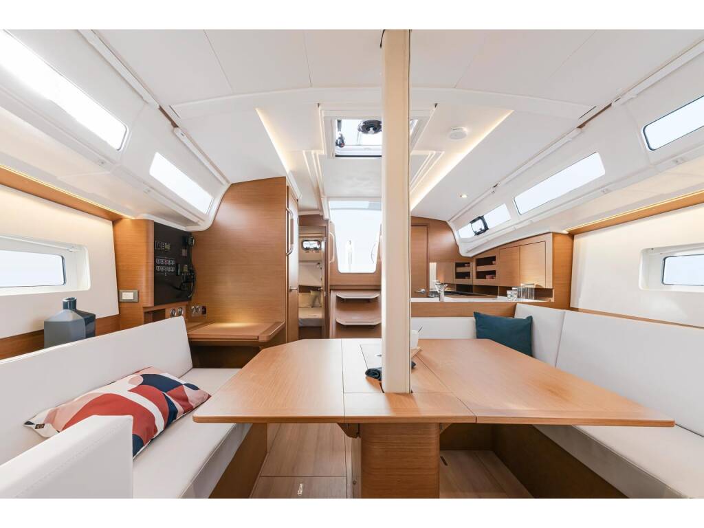 Sun Odyssey 380 SSY-03