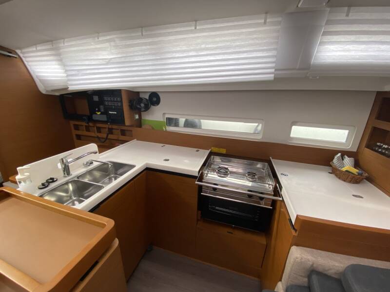 Sun Odyssey 410 night elli