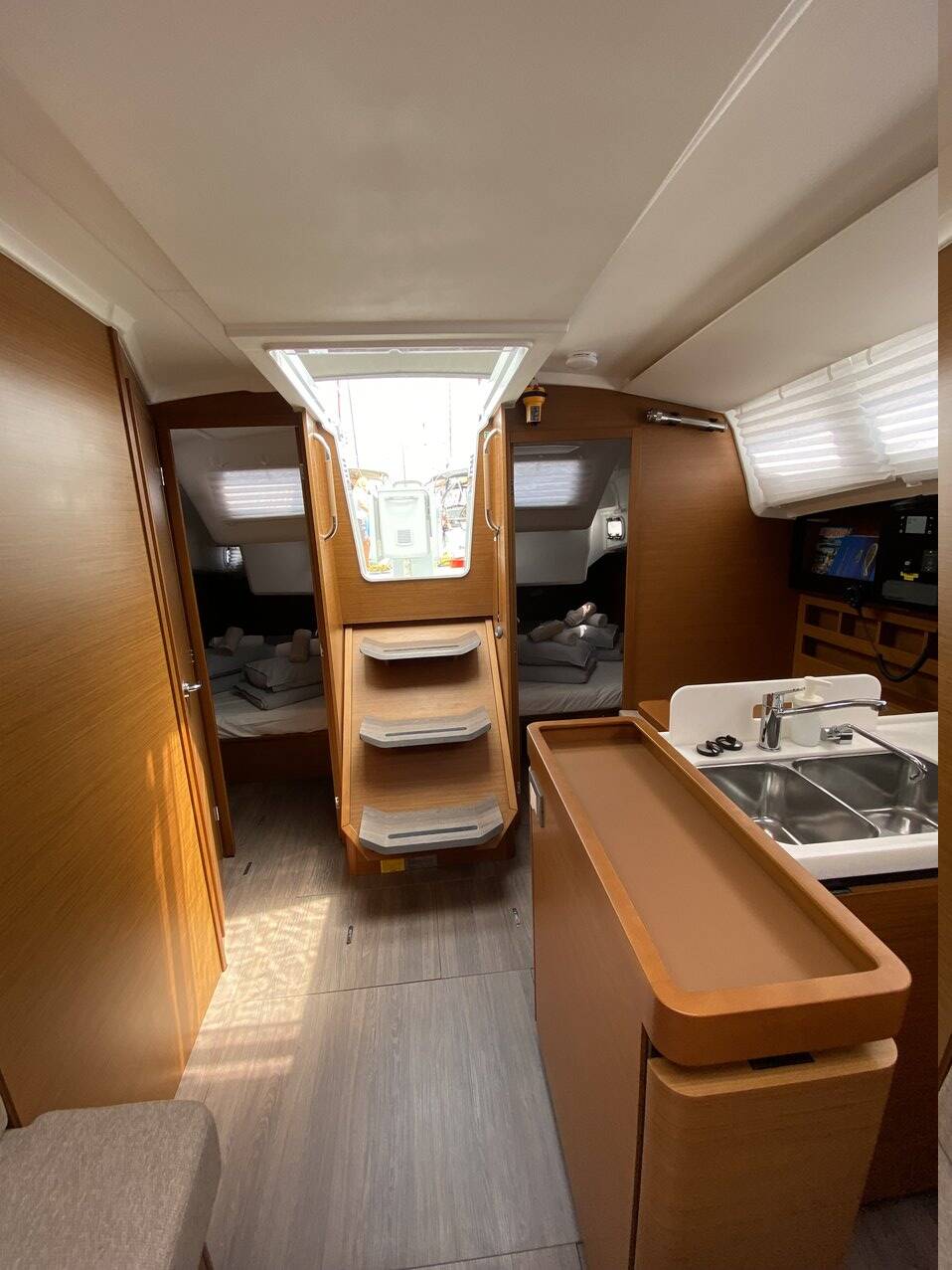 Sun Odyssey 410 night elli