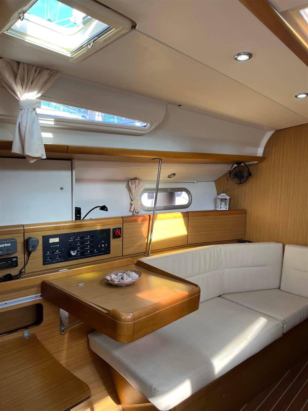 Sun Odyssey 42 i Performance Waterproof