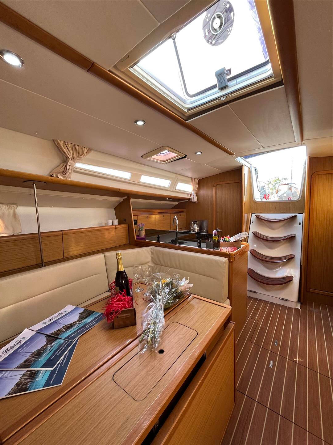 Sun Odyssey 42 i Performance Waterproof