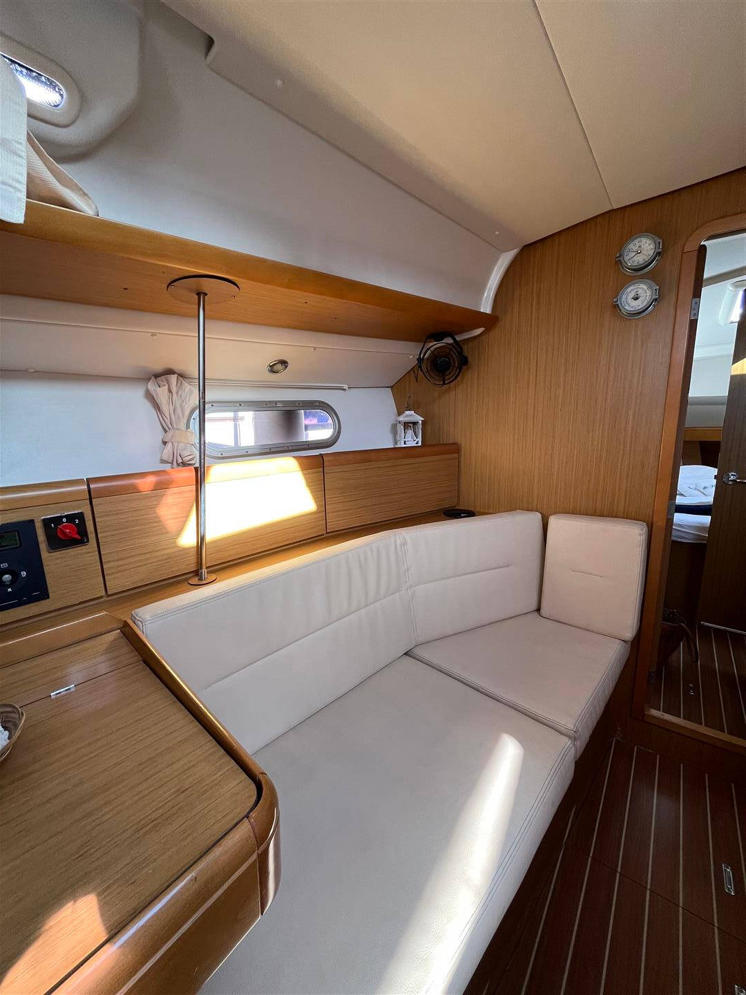 Sun Odyssey 42 i Performance Waterproof