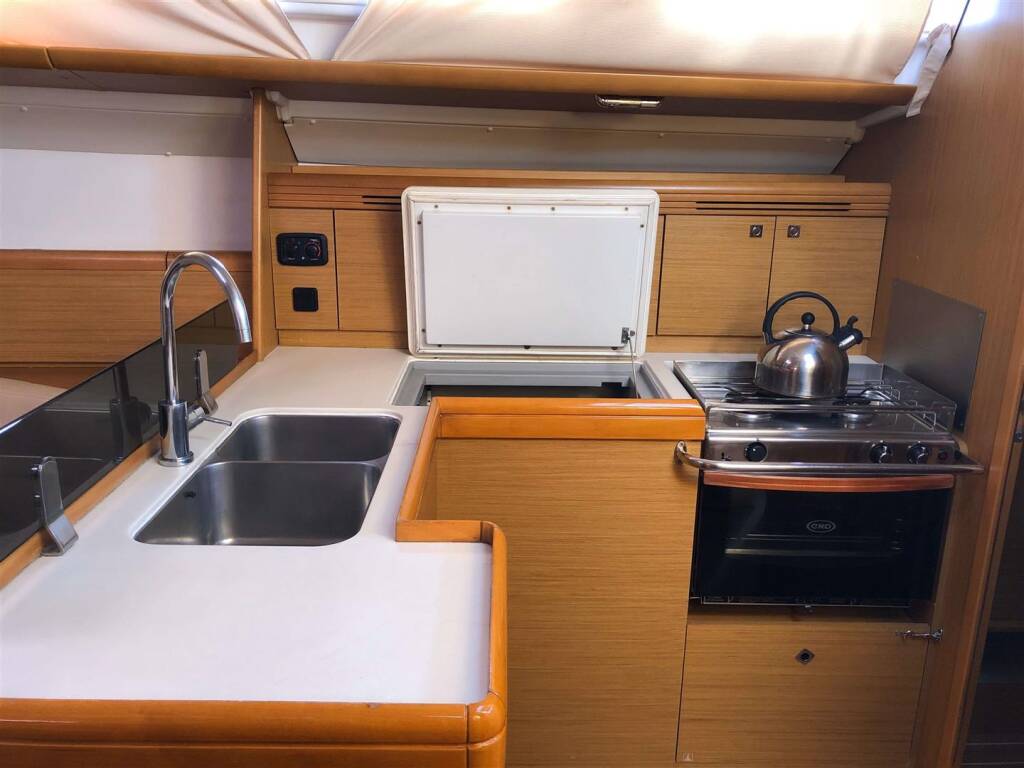 Sun Odyssey 42 i Performance Waterproof