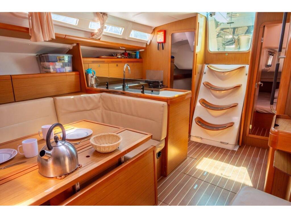 Sun Odyssey 42i Winter Breeze