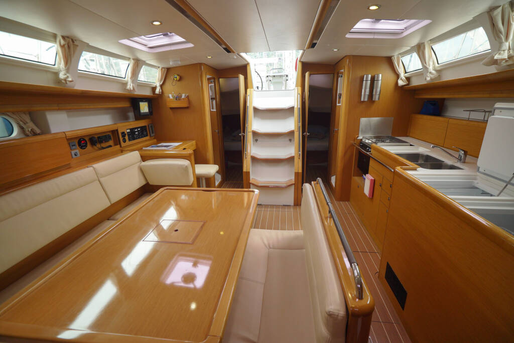 Sun Odyssey 44 i Night & Day