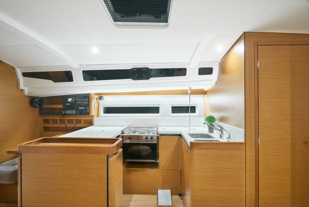 Sun Odyssey 440 Nymeria | Water-maker, Solar Panel, Teak Cockpit